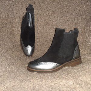 GADEA-SPAIN-Black Suede/Pewter Patent Leather Wingtip Booties-Sz 39-Near Mint